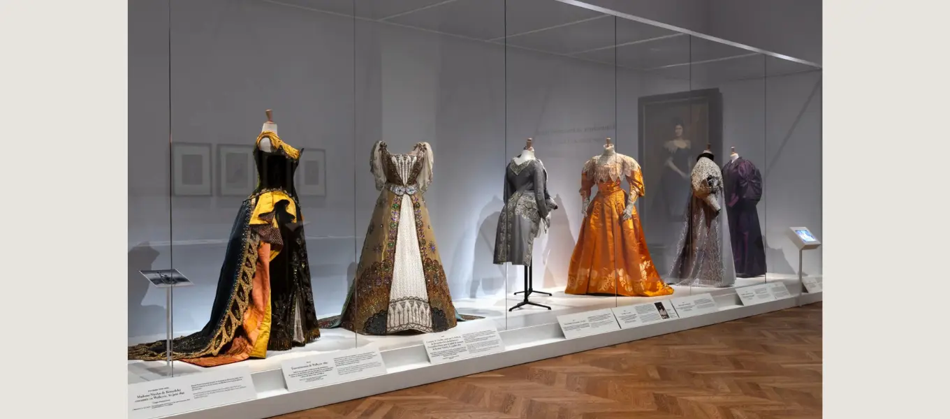 The Queen of Palmyra dress on display at the Petit Palais, credit: Gautier Deblonde
